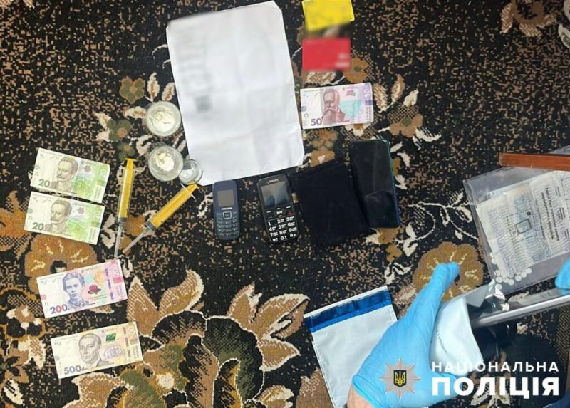 У Конотопському районі поліція викрила наркозбувача: чоловік продавав метадон
