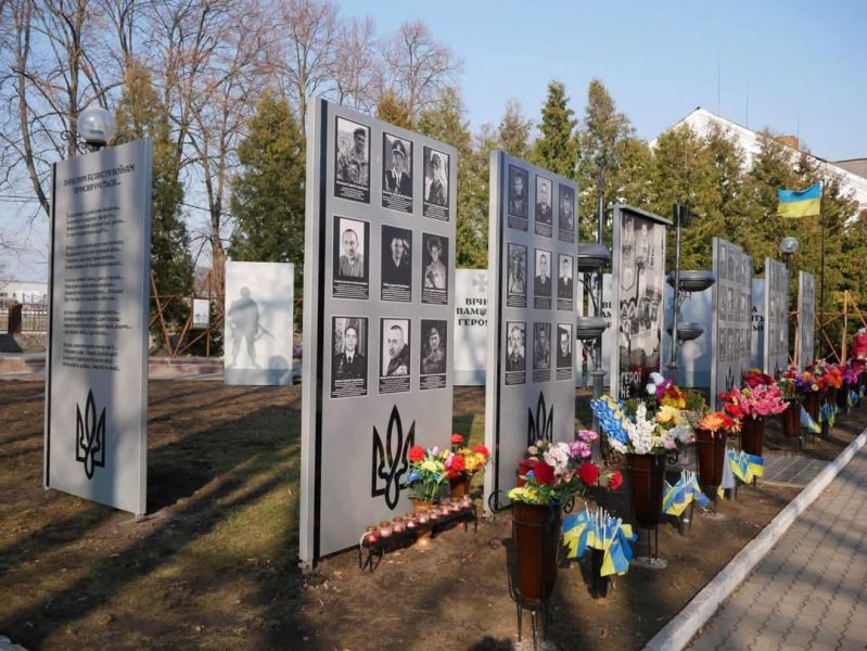 У Ромнах на Алеї Слави встановили стелу безвісти зниклим захисникам України + ФОТО