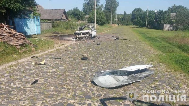 У Шосткинському районі армійці рф за добу пошкодили чотири житлові будинки, знищили поліцейську автівку та поранили мирного жителя