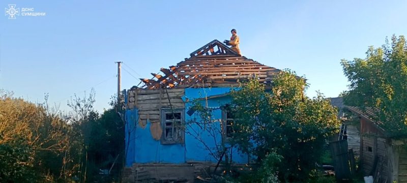 У Шосткинському районі армійці рф за добу пошкодили чотири житлові будинки, знищили поліцейську автівку та поранили мирного жителя