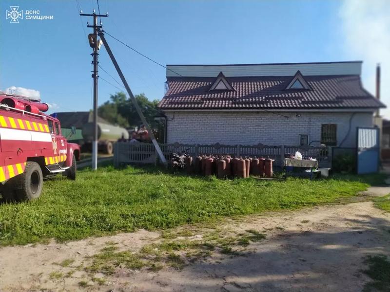 У житлову секторі Шосткинської громади коротке замикання призвело до маштабної пожежі (+відео)