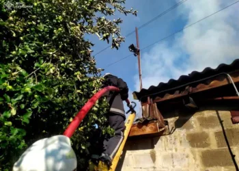 У житлову секторі Шосткинської громади коротке замикання призвело до маштабної пожежі (+відео)