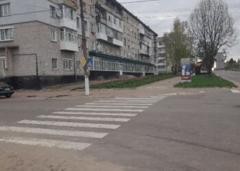 В одному з міст Конотопського району мешканці багатоквартирних будинків можуть за підтримки міської  влади покласти тротуари