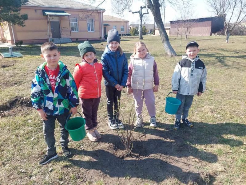 В Овлашівському навчальному закладі висадили фруктовий сад