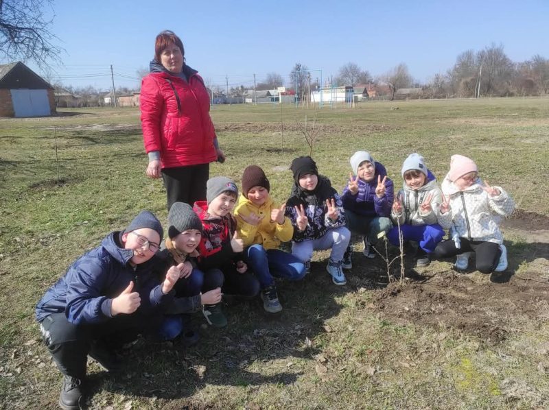 В Овлашівському навчальному закладі висадили фруктовий сад