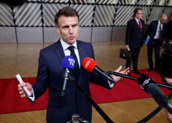 ВІДЕО. Макрона потролили за поразку збірної Франції. Як це було