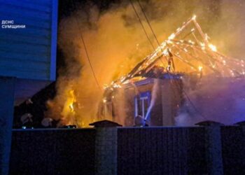 Вночі конотопські рятувальники ліквідовували пожежу в житловому секторі