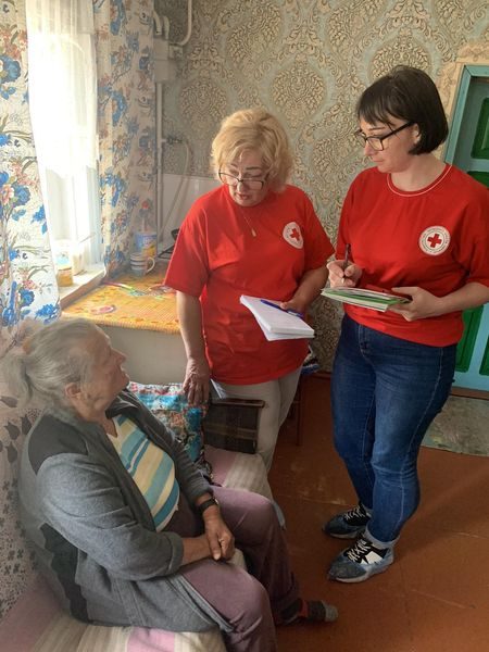 Волонтери Червоного Хреста відвідали своїх підопічних у Шосткинській громаді