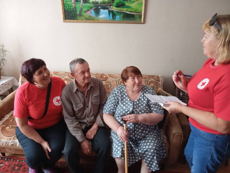 Волонтери Червоного Хреста відвідали своїх підопічних у Шосткинській громаді