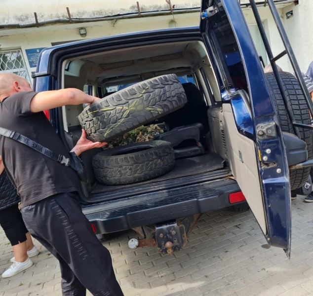 Волонтерський центр «Шостка-Добро» передав чергову автівку нашим захисникам (фотофакт)