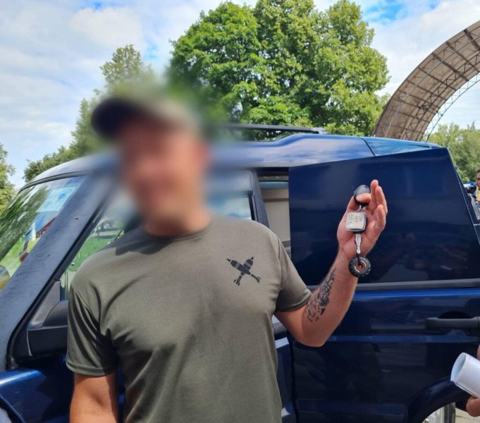 Волонтерський центр «Шостка-Добро» передав чергову автівку нашим захисникам (фотофакт)