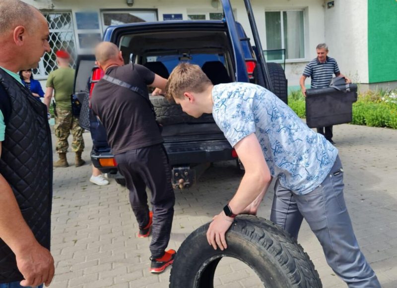 Волонтерський центр «Шостка-Добро» передав чергову автівку нашим захисникам (фотофакт)