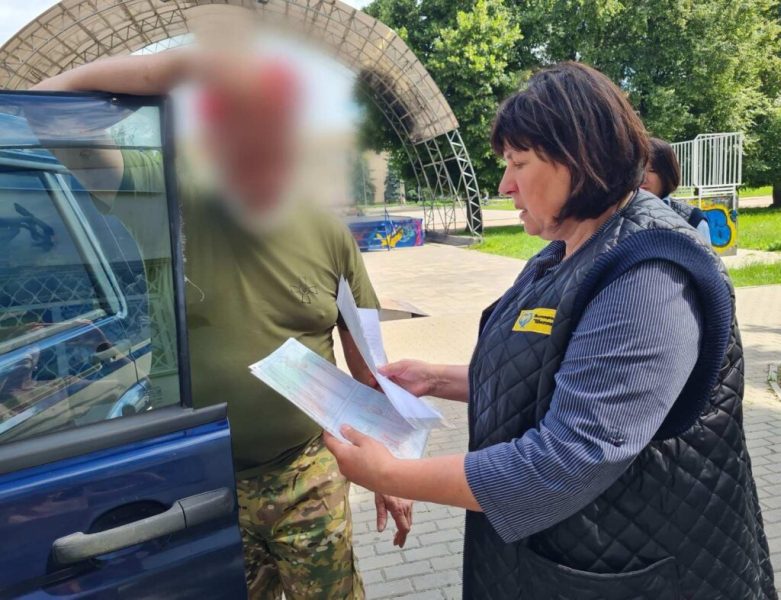 Волонтерський центр «Шостка-Добро» передав чергову автівку нашим захисникам (фотофакт)