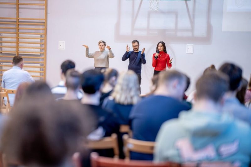 Євпаторія – Варшава: дівчина з українського Криму створила міжнародний рух і допомагає співвітчизникам (ФОТО)