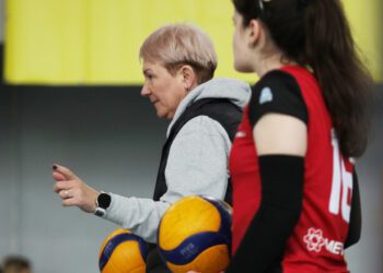 Жіноча вища ліга. Легендарна Комісарова виводить команду в фінал