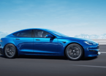 Українці дедалі активніше скуповують вживані Tesla з США