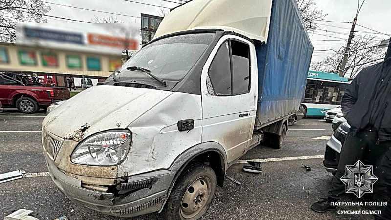 ДТП при перестроюванні: у Сумах біля "Мануфактури" зіткнулися три авто