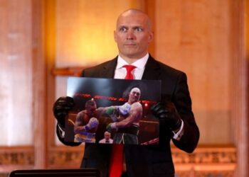 Експерт: Різниця у вазі у боях Ломаченка та Усика мала вирішальне значення