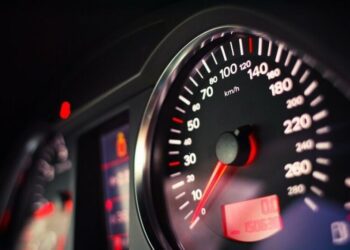 Фахівець розповів, чому на спідометрі швидкість 30, 50 та 130 км/год позначена червоним кольором
