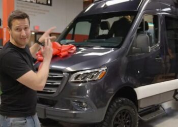 Mercedes Sprinter перетворили на оригінальний автодім у стилістиці “Зоряних воєн” (ВІДЕО)