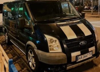Спортивний фургон: у Києві засвітився дуже рідкісний комерційний Ford (ФОТО)