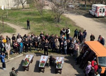 У Старому селі поховали чоловіка з дружиною та їхнього сина, які загинули від балістичного удару по Сумах