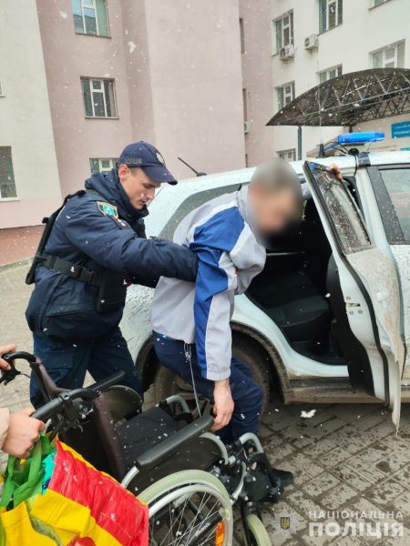 Поліцейський евакуював двох людей з прикордоння Сумщини