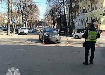 У центрі Сум водій Nissan на переході збив 18-річну дівчину