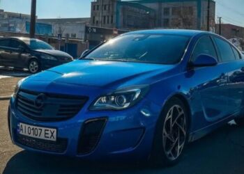 Розвиває 270 км/год: у Києві засвітився рідкісний заряджений Opel (ФОТО)