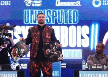 Дюбуа підписав для Усика фото зі скандальним ударом у першому бою
