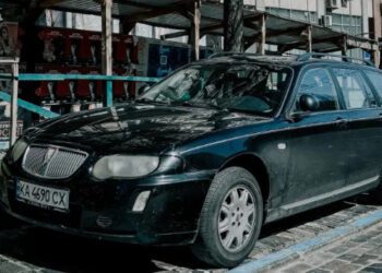 В Україні помітили рідкісний британський універсал із 2000-х (ФОТО)