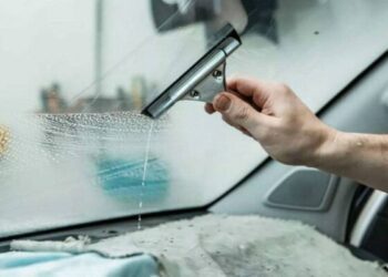 Фахівці розповіли, як очистити скло автомобіля зсередини, щоб не було розводів