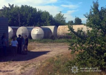 Поліція Сумщини завершила досудове розслідування щодо організованої групи, яка виготовляла та збувала неякісне пальне у промислових масштабах