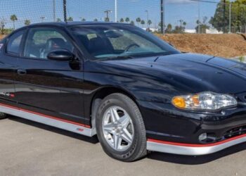 Раритет із 2000-х: виявлено 23-річний американський спорткар у новому стані (ВІДЕО)