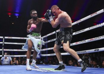 Батько Енніса прокоментував рішення тренера Станіоніса зупинити бій