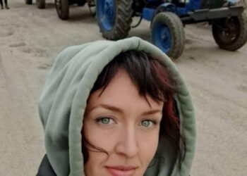 «Все життя у двох причепах», – із Малої Рибиці Миропільської громади евакуювалася жінка, яка знімала відео про ворожі дрони на оптоволокні