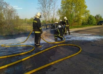 Шосткинський район: вогнеборці ліквідували загоряння автомобіля