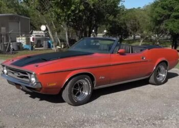 Раритетний американський спорткар за $100 000 простояв майже 40 років надворі (ВІДЕО)