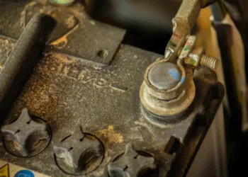 Проблема із запуском автомобільного двигуна може ховатися в одній деталі: перевірте її