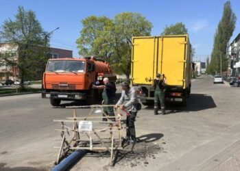 Цегла, дошки, ганчір’я, пакети: у Шостці чистять каналізаційні колектори і знаходять те, чого там не повинно бути