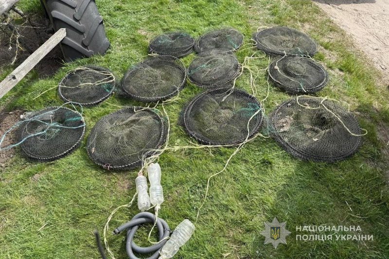 Лебединські поліцейські викрили чоловіків у незаконному вилові раків