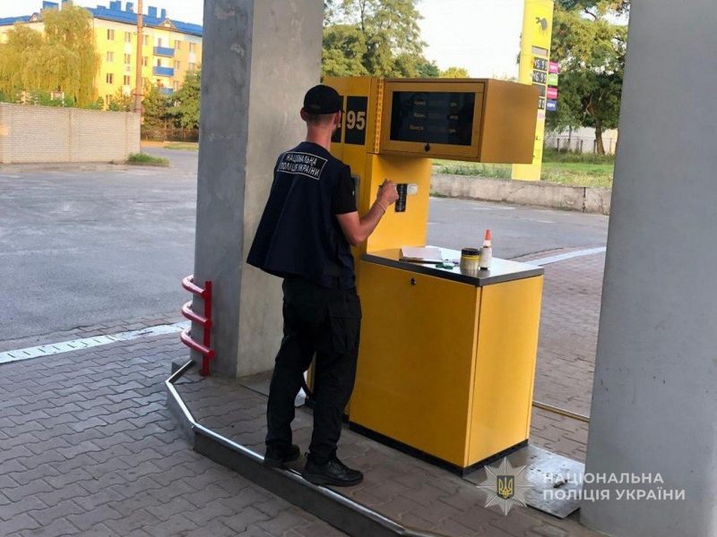Поліція Сумщини завершила досудове розслідування щодо організованої групи, яка виготовляла та збувала неякісне пальне у промислових масштабах