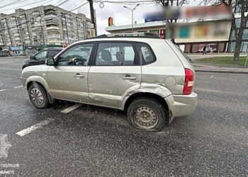 ДТП при перестроюванні: у Сумах біля “Мануфактури” зіткнулися три авто