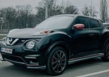 Маленька ракета: у Києві засвітився рідкісний заряджений кросовер Nissan (ФОТО)