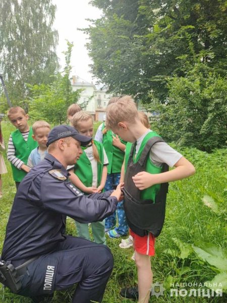 До малечі Шосткинського Центру дитячого розвитку завітали поліцейські офіцери