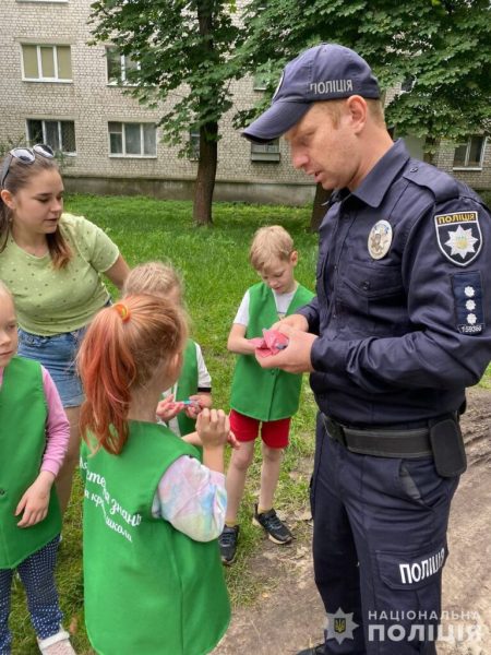 До малечі Шосткинського Центру дитячого розвитку завітали поліцейські офіцери
