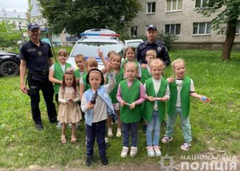 До малечі Шосткинського Центру дитячого розвитку завітали поліцейські офіцери
