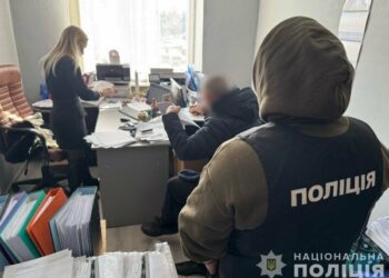 У Лебедині викрили чоловіка у підкупі лікаря для штучного продовження термінів проходження ВЛК та подальшого бронювання