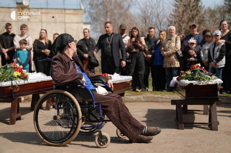 У Старому селі поховали чоловіка з дружиною та їхнього сина, які загинули від балістичного удару по Сумах