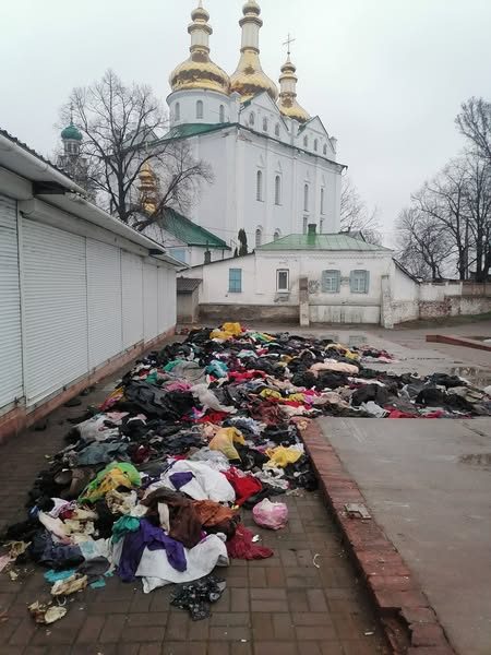 ФОТОФАКТ! «Барахолка по-роменські», – так підписав ці світлини автор